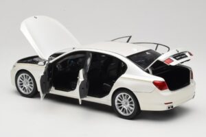 BMW 7 Series F02 760Li Brilliant White Kyosho 1:18 08783BRW Metal — zdjęcie 5 z 8