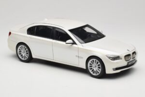 BMW 7 Series F02 760Li Brilliant White Kyosho 1:18 08783BRW Metal — zdjęcie 6 z 8