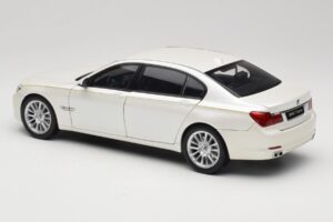 BMW 7 Series F02 760Li Brilliant White Kyosho 1:18 08783BRW Metal — zdjęcie 7 z 8