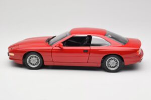 BMW 850Ci E31 Brilliant Red Revell 1:18 8827 Metal — zdjęcie 4 z 8