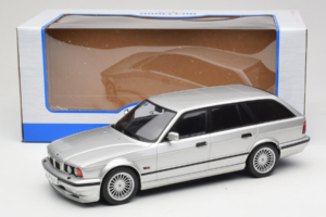 BMW Alpina B10 E34 4.6 Touring Srebrny MCG 1:18 MCG18332MCW Metal — zdjęcie 6 z 6