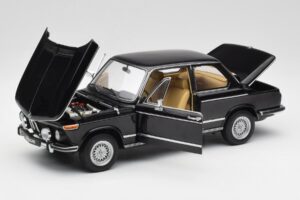 BMW 2002 L E10 Czarny AUTOart 1:18 70603 Metal — zdjęcie 2 z 8