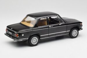 BMW 2002 L E10 Czarny AUTOart 1:18 70603 Metal — zdjęcie 3 z 8