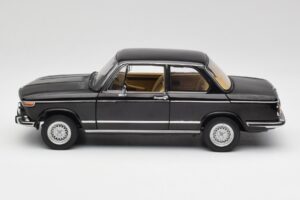 BMW 2002 L E10 Czarny AUTOart 1:18 70603 Metal — zdjęcie 4 z 8
