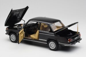 BMW 2002 L E10 Czarny AUTOart 1:18 70603 Metal — zdjęcie 5 z 8