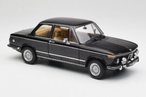 BMW 2002 L E10 Czarny AUTOart 1:18 70603 Metal — zdjęcie 6 z 8