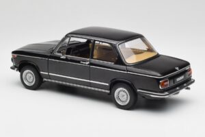 BMW 2002 L E10 Czarny AUTOart 1:18 70603 Metal — zdjęcie 7 z 8