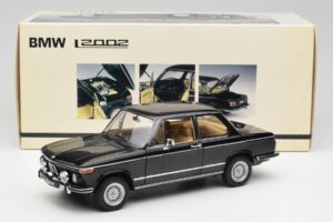 BMW 2002 L E10 Czarny AUTOart 1:18 70603 Metal — zdjęcie 8 z 8