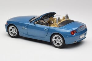 BMW Z4 E85 Maldives Blue Bburago 1:18 34046BLUE Metal — zdjęcie 7 z 8