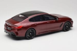 BMW M850i G15 M Performance Melbourne Red Metallic GT Spirit 1:18 GT493 Żywica — zdjęcie 2 z 6
