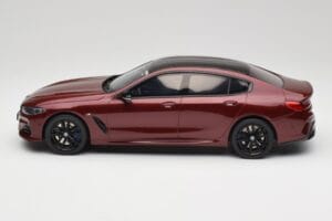BMW M850i G15 M Performance Melbourne Red Metallic GT Spirit 1:18 GT493 Żywica — zdjęcie 3 z 6