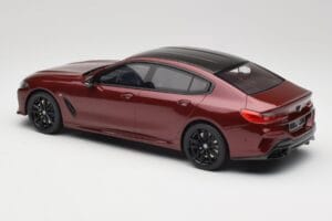 BMW M850i G15 M Performance Melbourne Red Metallic GT Spirit 1:18 GT493 Żywica — zdjęcie 5 z 6