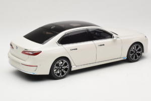 BMW i7 G70 White Metallic Minichamps 1:18 110023200 Metal — zdjęcie 3 z 8