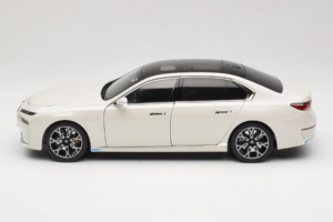 BMW i7 G70 White Metallic Minichamps 1:18 110023200 Metal — zdjęcie 4 z 8