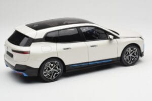 BMW iX Alpine White Minichamps 1:18 110023102 Metal — zdjęcie 3 z 8