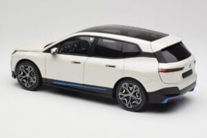 BMW iX Alpine White Minichamps 1:18 110023102 Metal — zdjęcie 7 z 8