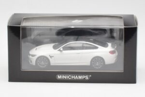 BMW M4 GTS F82 Biały Z Szarymi Felgami Minichamps 1:43 410025221 Metal — zdjęcie 4 z 4