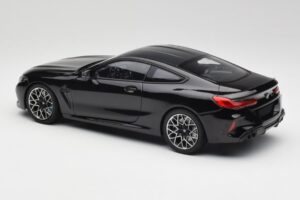 BMW M8 F92 Czarny Szafir Minichamps 1:18 110029021 Metal — zdjęcie 7 z 8