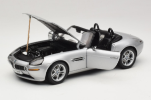 BMW Z8 Srebrny 007 The World Is Not Enough AUTOart 1:18 70511 Metal — zdjęcie 2 z 8