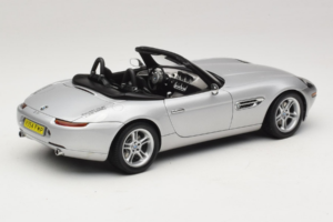 BMW Z8 Srebrny 007 The World Is Not Enough AUTOart 1:18 70511 Metal — zdjęcie 3 z 8