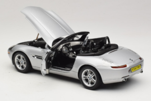 BMW Z8 Srebrny 007 The World Is Not Enough AUTOart 1:18 70511 Metal — zdjęcie 5 z 8