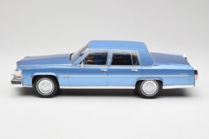 Cadillac Fleetwood Brougham Niebieski Metaliczny MCG 1:18 MCG18252 Metal — zdjęcie 3 z 6