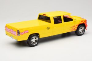 Chevrolet C2500 Silverado Pussy Wagon From Kill Bill Żółty GreenLight 1:18 19015 Metal — zdjęcie 2 z 6