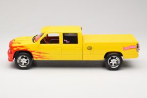 Chevrolet C2500 Silverado Pussy Wagon From Kill Bill Żółty GreenLight 1:18 19015 Metal — zdjęcie 3 z 6