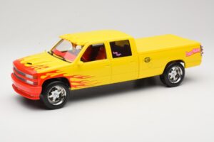 Chevrolet C2500 Silverado Pussy Wagon From Kill Bill Żółty GreenLight 1:18 19015 Metal