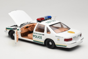 Chevrolet Caprice Metro Dade Policja UT Models 1:18 21024 Metal — zdjęcie 5 z 8