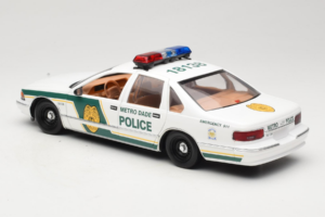 Chevrolet Caprice Metro Dade Policja UT Models 1:18 21024 Metal — zdjęcie 7 z 8