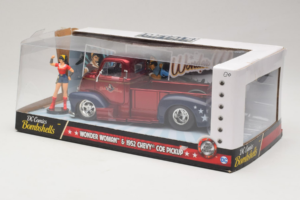 Chevrolet COE Pickup Wonder Woman With Figure Metals Diecast 1:24 30453 Metal — zdjęcie 3 z 3