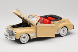 Chevrolet Deluxe Kabriolet Beżowy Eagle Collectibles 1:18 3022518 Metal — zdjęcie 2 z 8