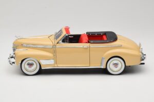 Chevrolet Deluxe Kabriolet Beżowy Eagle Collectibles 1:18 3022518 Metal — zdjęcie 4 z 8