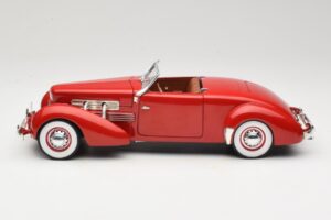 Cord 812 Kabriolet Czerwony American Muscle 1:18 32158 Metal — zdjęcie 4 z 8
