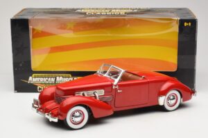 Cord 812 Kabriolet Czerwony American Muscle 1:18 32158 Metal — zdjęcie 8 z 8