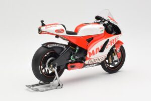 Ducati Desmosedici GP11 #8 H. Barbera Ducati MotoGP Team MotoGP 2011 Minichamps 1:12 123110008 Metal — zdjęcie 3 z 6