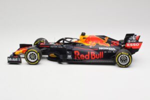 Aston Martin Red Bull Racing RB16 #33 M. Verstappen Abu Dhabi GP Winner 2020 Minichamps 1:18 110201733 Metal — zdjęcie 3 z 7