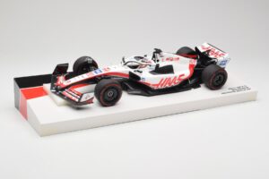 Haas VF-22 #20 K. Magnussen Pole Position Brazil GP 2022 Minichamps 1:18 147222120 Metal — zdjęcie 2 z 7