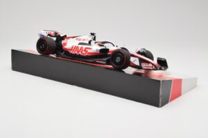 Haas VF-22 #20 K. Magnussen Pole Position Brazil GP 2022 Minichamps 1:18 147222120 Metal — zdjęcie 4 z 7