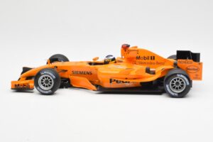 McLaren MP4-20 Mercedes P. de la Rosa Interim Test Car 2006 Minichamps 1:18 530061894 Metal — zdjęcie 3 z 6