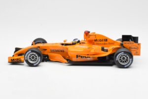 McLaren Mercedes MP4-20 P. de la Rosa F1 Test Car 2005 Minichamps 1:18 B66962343 Metal — zdjęcie 3 z 6