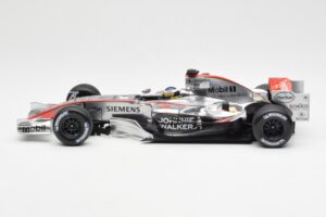 McLaren Mercedes MP4-21 P. de la Rosa F1 Showcar 2006 Minichamps 1:18 B66962346 Metal — zdjęcie 3 z 6