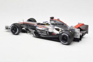McLaren Mercedes MP4-21 P. de la Rosa F1 Showcar 2006 Minichamps 1:18 B66962346 Metal — zdjęcie 5 z 6