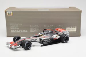 McLaren Mercedes MP4-21 P. de la Rosa F1 Showcar 2006 Minichamps 1:18 B66962346 Metal — zdjęcie 6 z 6