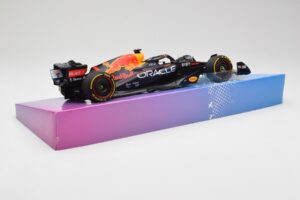 Red Bull Racing RB18 #1 M. Verstappen Winner Miami GP 2022 Minichamps 1:18 113220501 Metal — zdjęcie 3 z 7