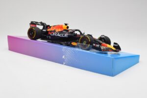 Red Bull Racing RB18 #1 M. Verstappen Winner Miami GP 2022 Minichamps 1:18 113220501 Metal — zdjęcie 4 z 7