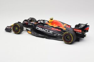 Oracle Red Bull Racing RB18 #11 S. Perez Abu Dhabi GP 2022 Minichamps 1:18 110222211 Metal — zdjęcie 5 z 7