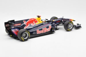 Red Bull Racing Renault RB6 #5 S. Vettel F1 World Champion 2010 Minichamps 1:18 110100005 Metal — zdjęcie 2 z 6