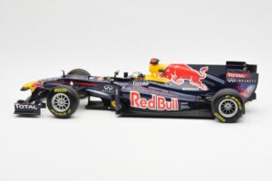 Red Bull Racing Renault RB7 #1 S. Vettel F1 World Champion Showcar 2011 Minichamps 1:18 113110271 Metal — zdjęcie 3 z 6
